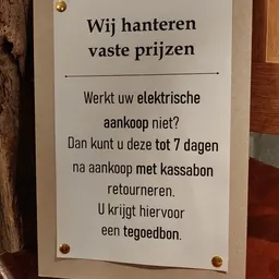 Tekstbord met informatie over retournebeleid voor elektrische apparaten