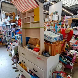 Winkelvloer met stellingen, meubels en diverse artikelen in kringloopwinkel