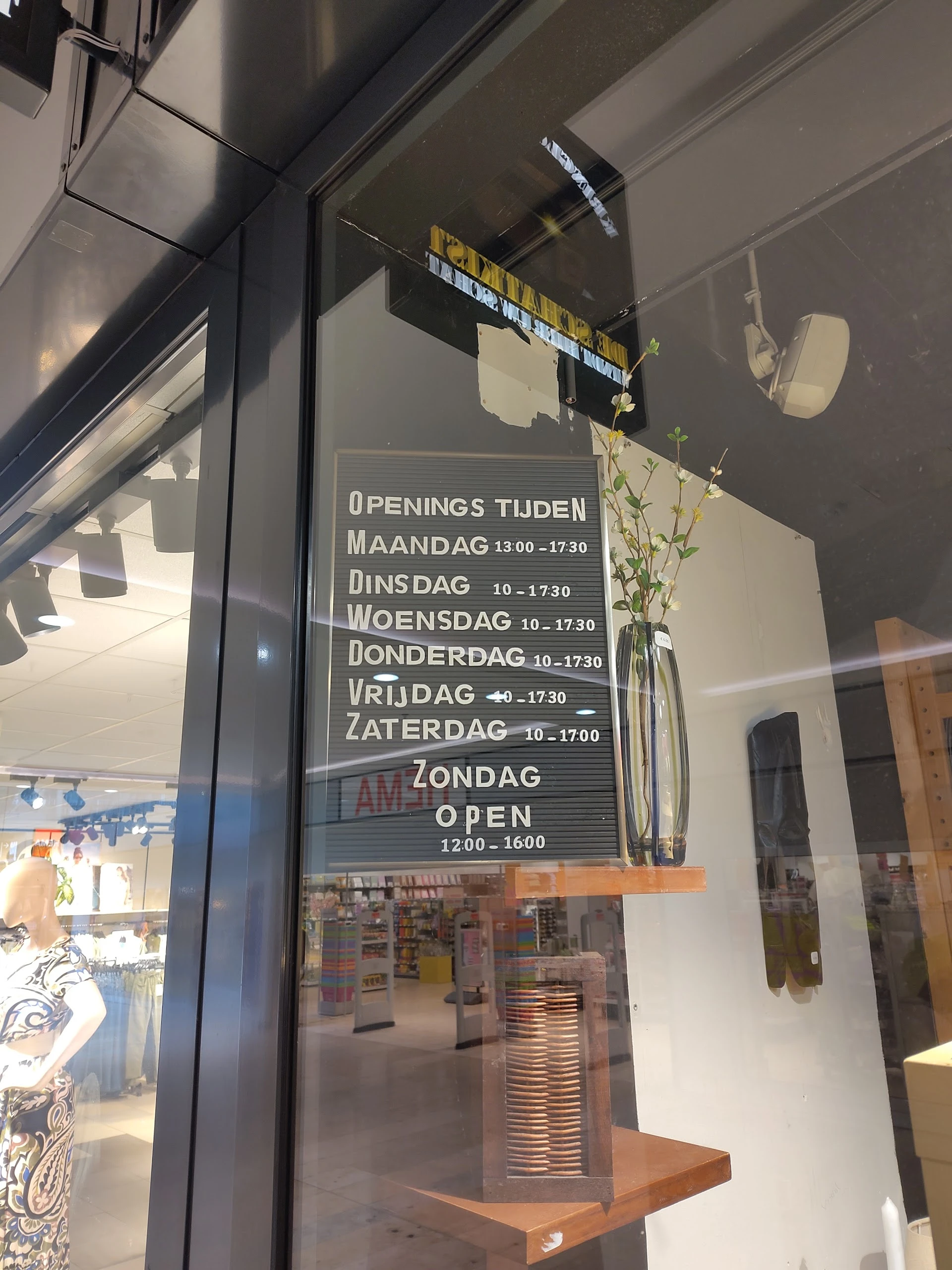 De Schatkist in Nieuwegein met tweedehands meubels en kleding