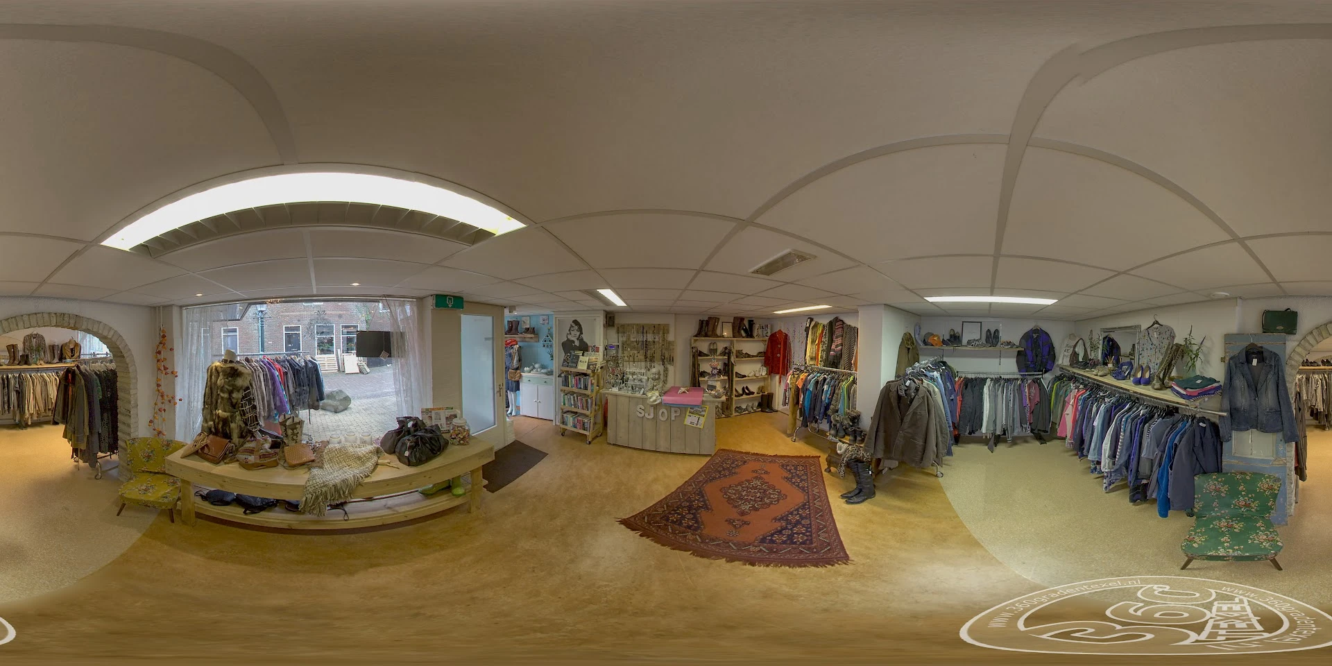 Kringloopwinkel de Sjop Texel in Den Burg met tweedehands boeken, huishoudelijke artikelen en meubels