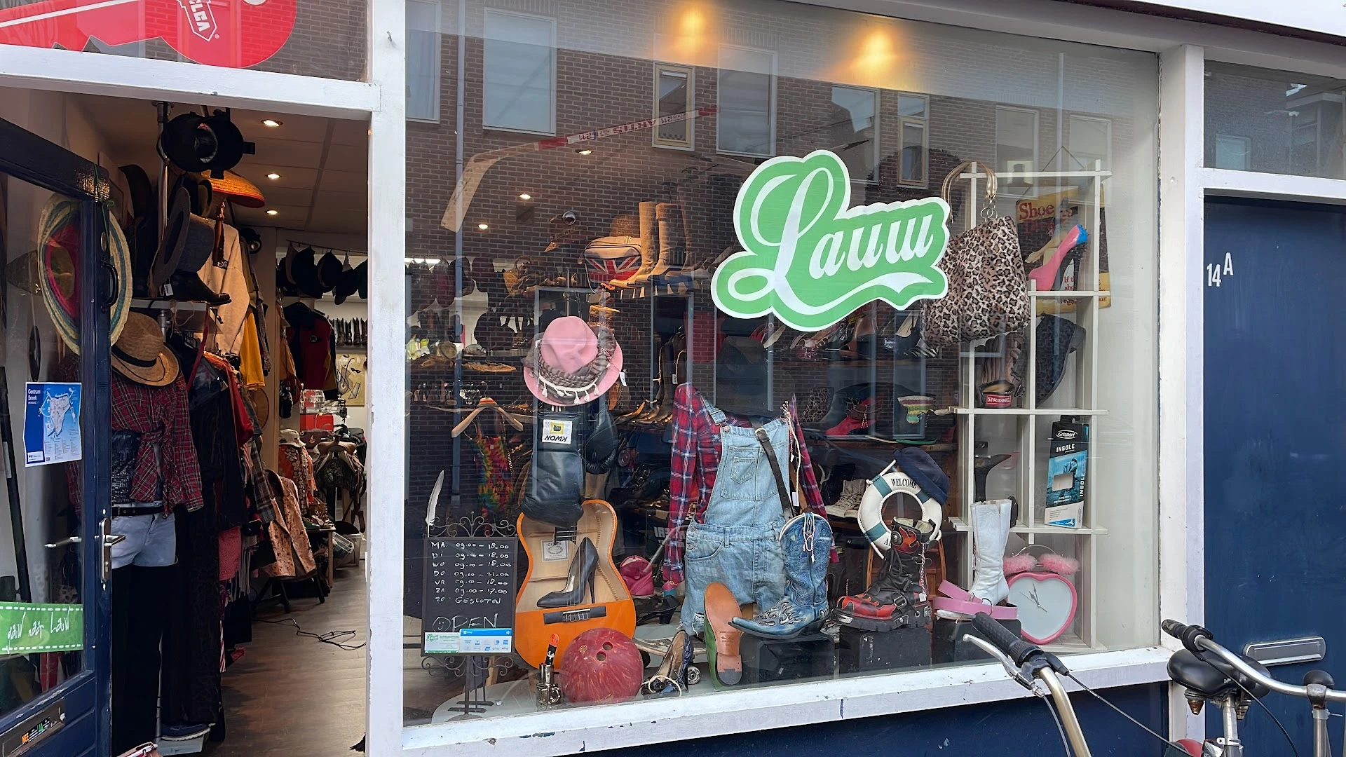 Gevel en ingang van Kringloopwinkel De Snuffelhoek in Sneek