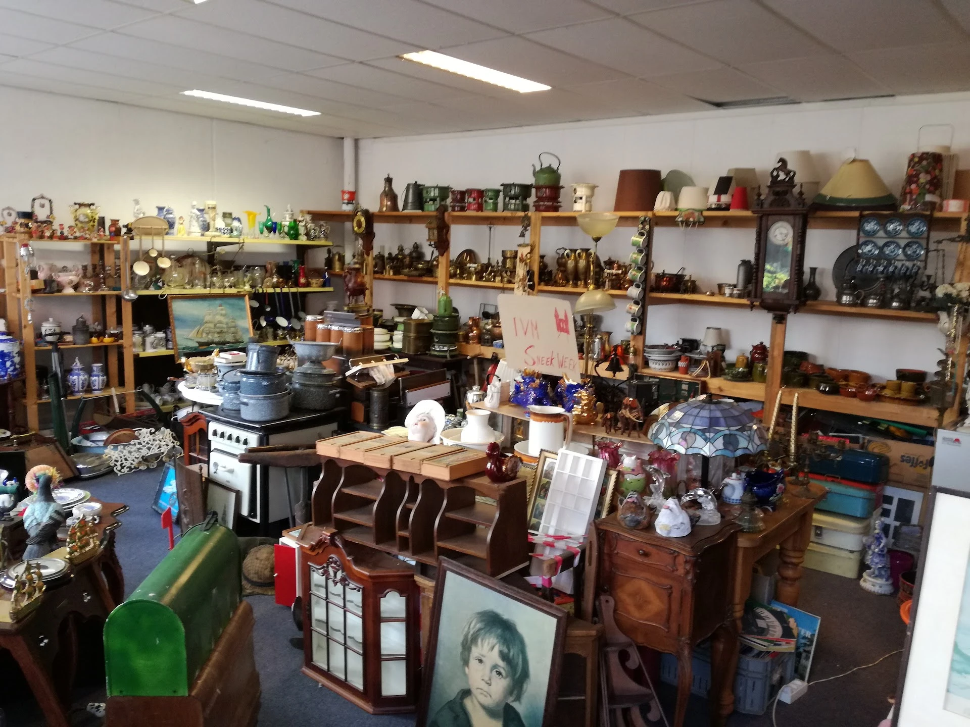 Kringloopwinkel De Snuffelhoek in Sneek met tweedehands antieke meubels, blikken speelgoed en cd's