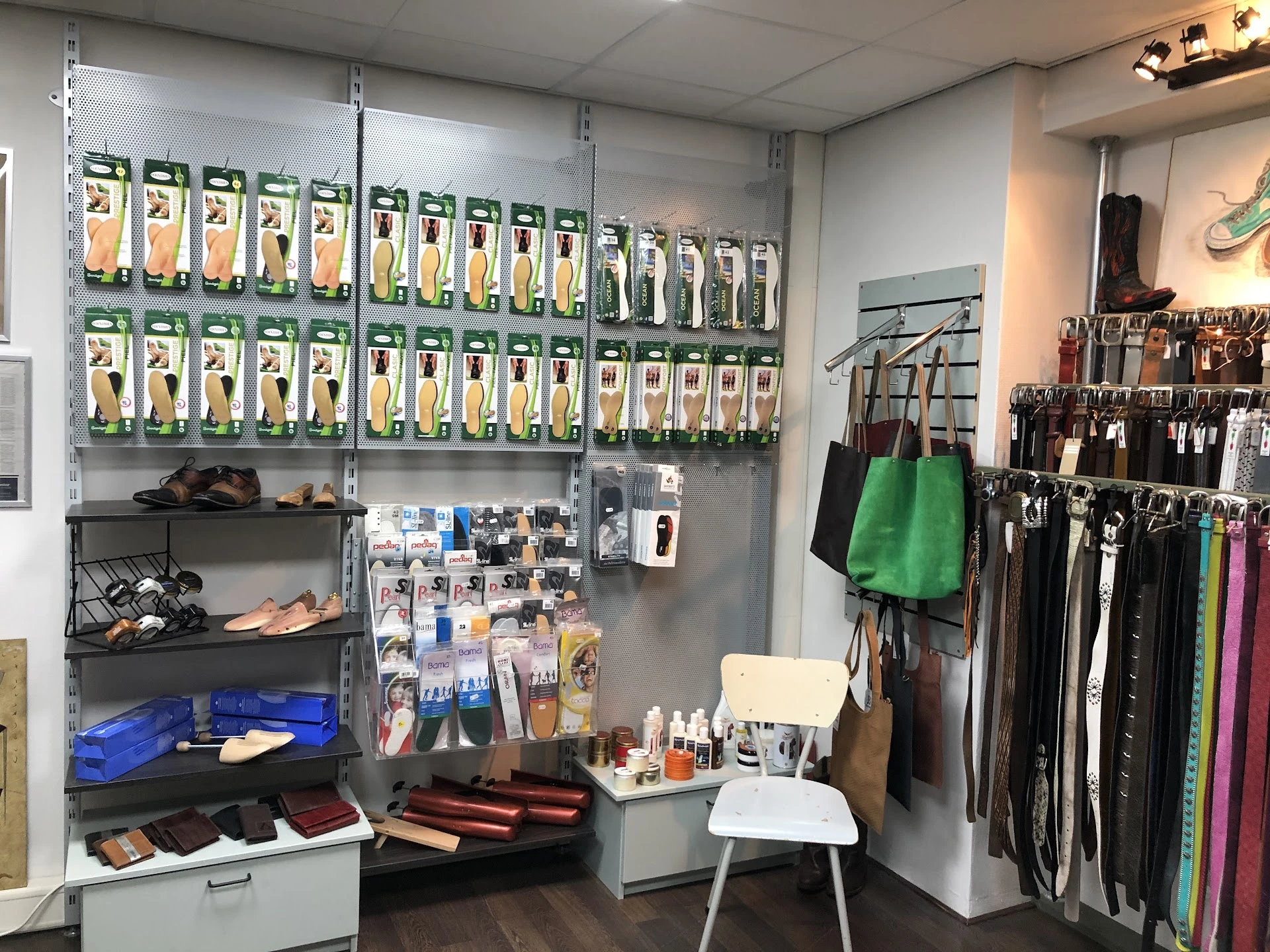 Kringloopwinkel De Snuffelhoek in Sneek met tweedehands antieke meubels, blikken speelgoed en cd's