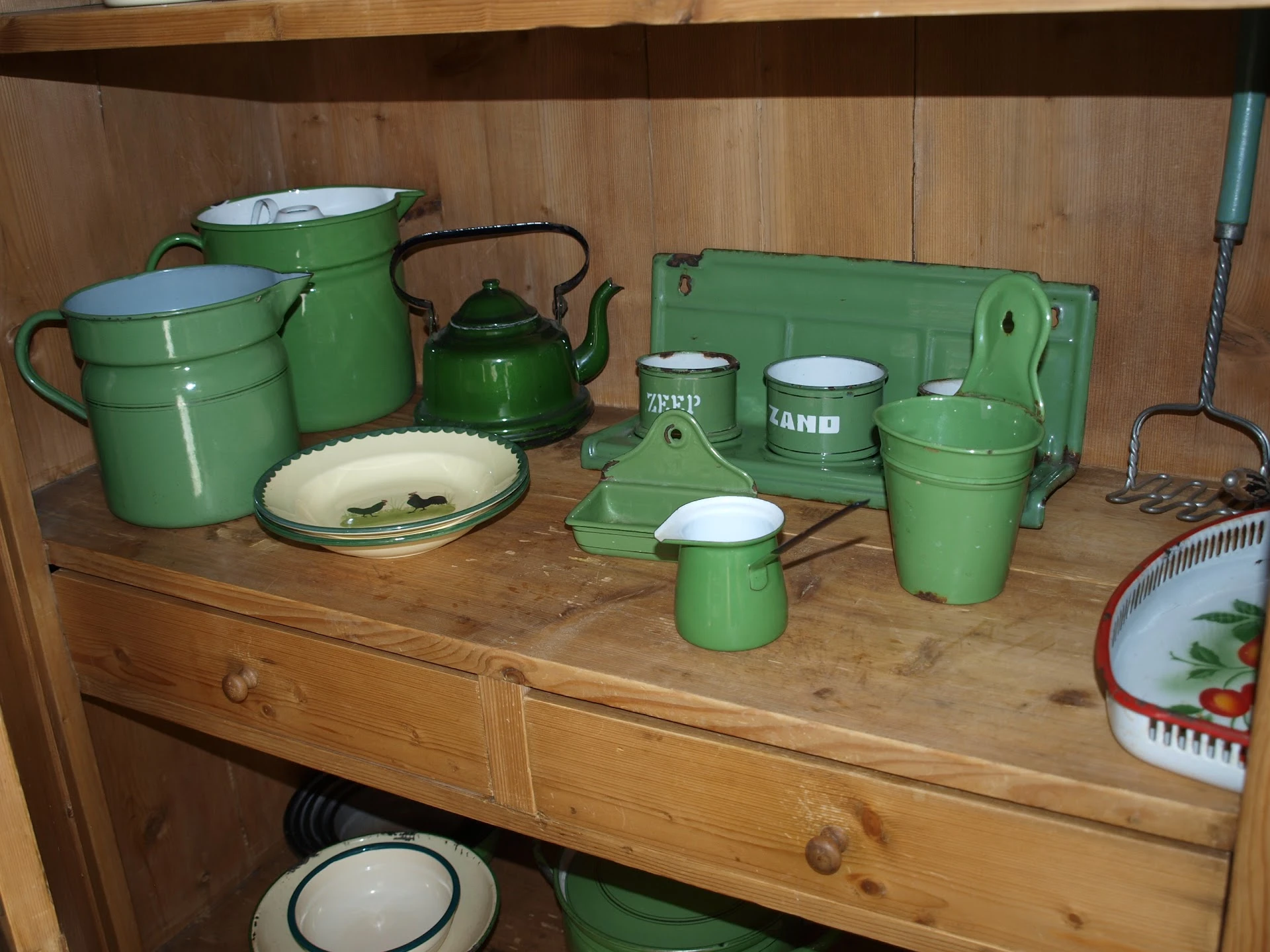 Kringloopwinkel de Snuffelhoeve in Heerjansdam met tweedehands kleding, meubels en tuinspullen