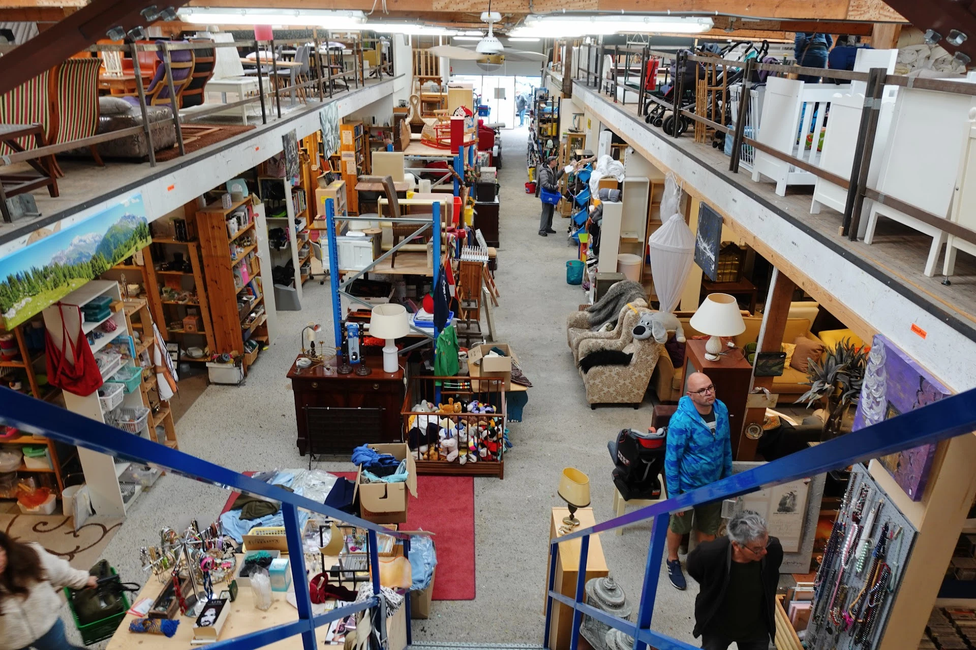 Kringloopwinkel De Stille Kracht van Wassenaar in Wassenaar met tweedehands audioapparatuur, boeken en gereedschappen