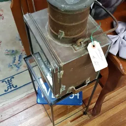 Bruine vintage lamp of kafetaria-apparaat met metalen behuizing en prijskaartje