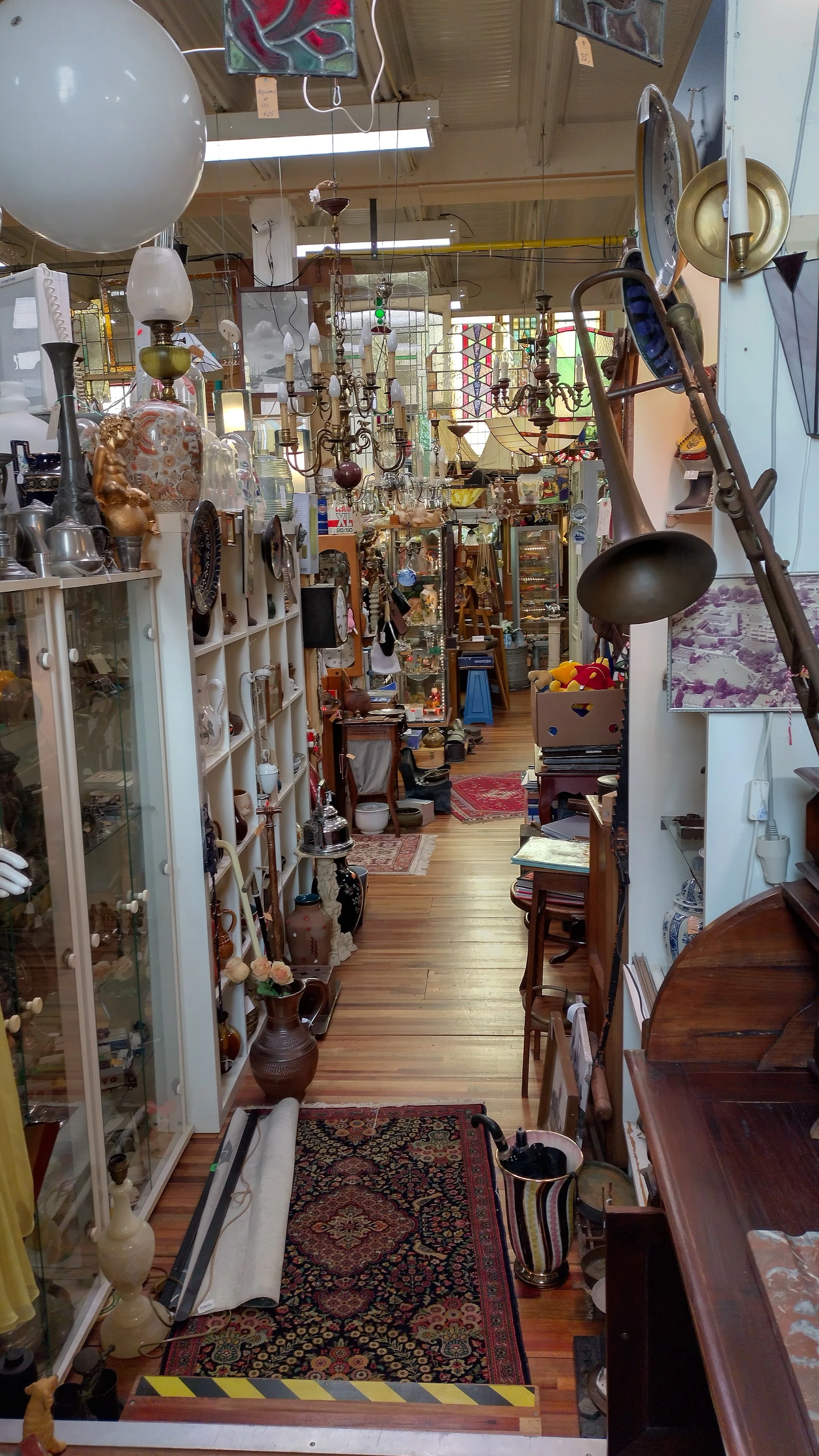 Kringloopwinkel De Stoof Brocante in Axel met tweedehands accessoires, kleding en vintage meubels