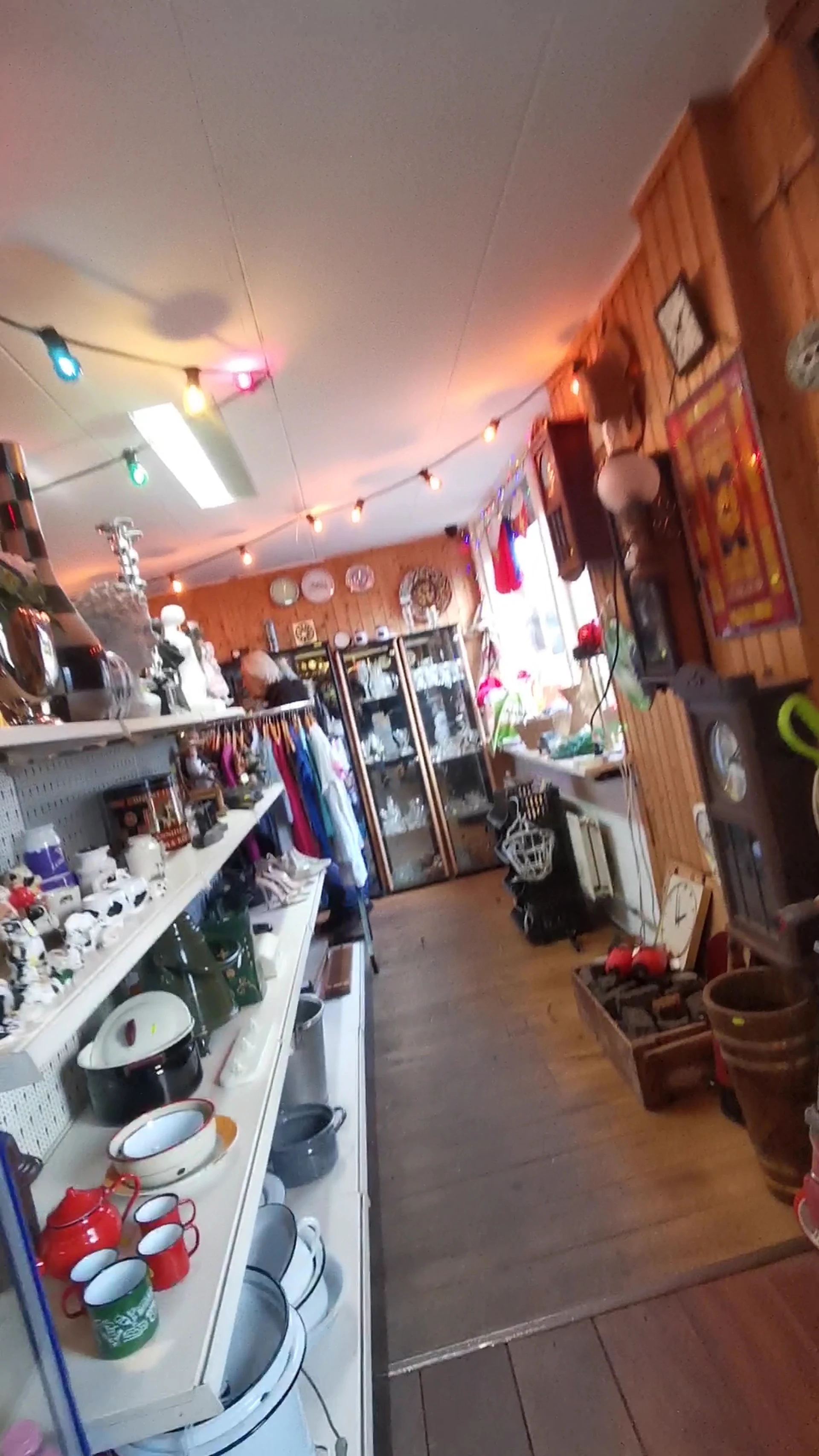 De Tweede Kans Kringloop & Outlet in Heerenveen met tweedehands meubels en kleding