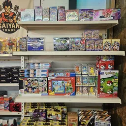 Winkelrekken met anime-, manga- en Pokémon-gerelateerde merchandise zoals speelgoedsets, puzzels en verzamelkaarten.