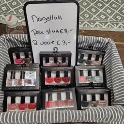 Nagellak-setjes uitgestald in een mand met prijskaartje 'per stukje 2 voor €3,-'