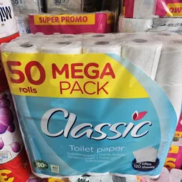Mega pack toiletpapier met 50 rollen in verpakking op winkelrek