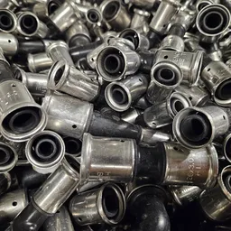 Verzameling metallic koppelingen of fittingen in close-up