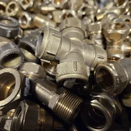 Verzameling metalen fittingen en buisconnectoren in bulk