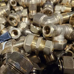 Verzameling van gebruikte metalen loodgietersfittingen en koppelingen