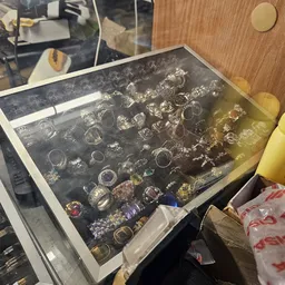 Vitrinekast met sieraden en accessoires in een kringloopwinkel