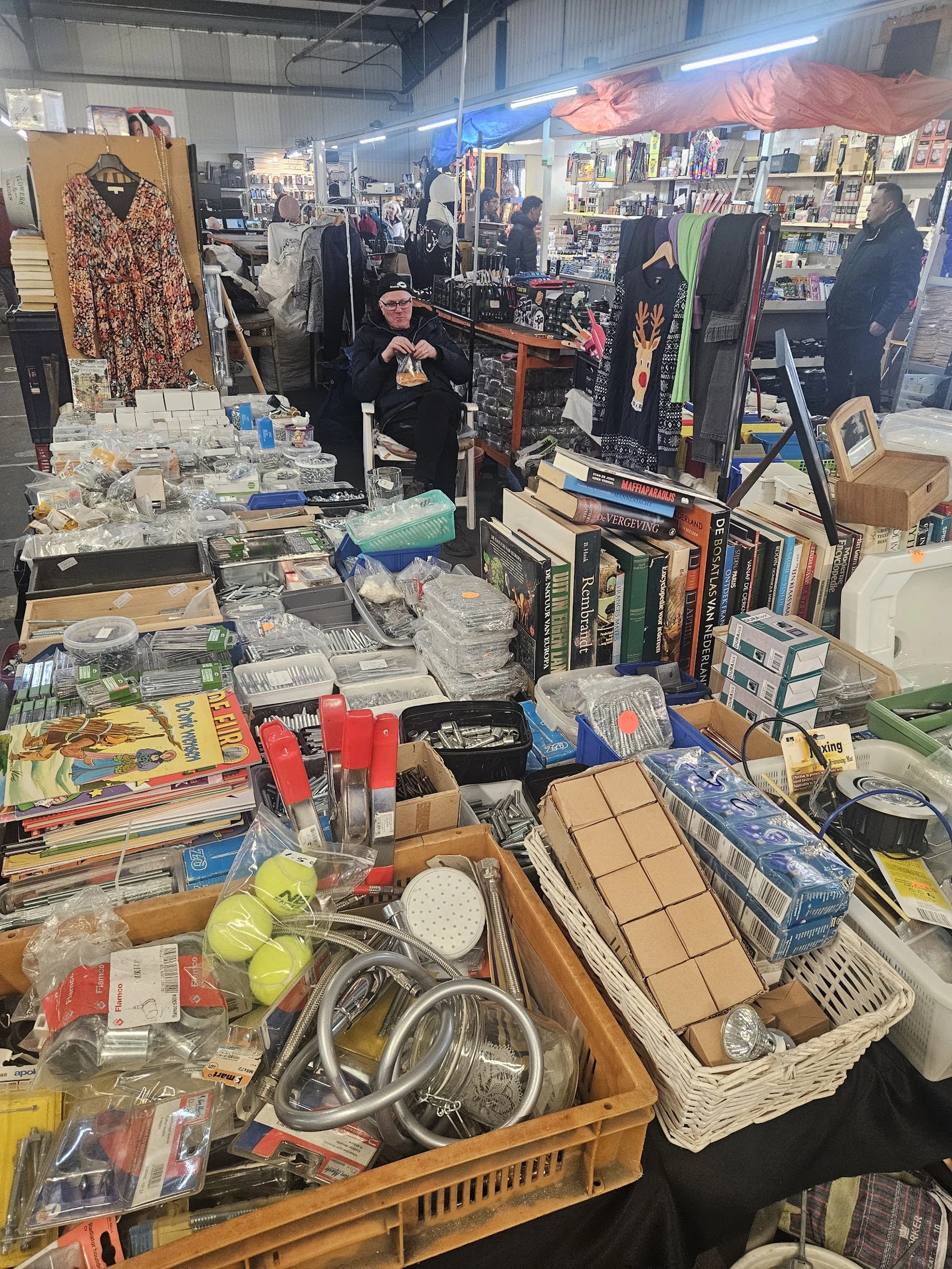 Bezoeker foto van Kringloopwinkel De Witte Markt BV in Heinenoord