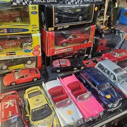 Uitgestalde verzameling speelgoedauto's en modellen in verschillende kleuren en merken