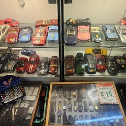 Vitrinekast met verzameling speelgoedauto's en miniatuurauto's uit verschillende merken en modellen