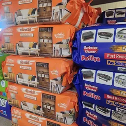 Dozen met huishoudelijke artikelen en schoonmaakproducten op elkaar gestapeld in de winkel