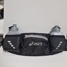 Asics heuptas met twee drinkflessen in houders aan weerszijden