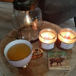 Kop thee, aangegeven kaarsen en decoratie op tafel