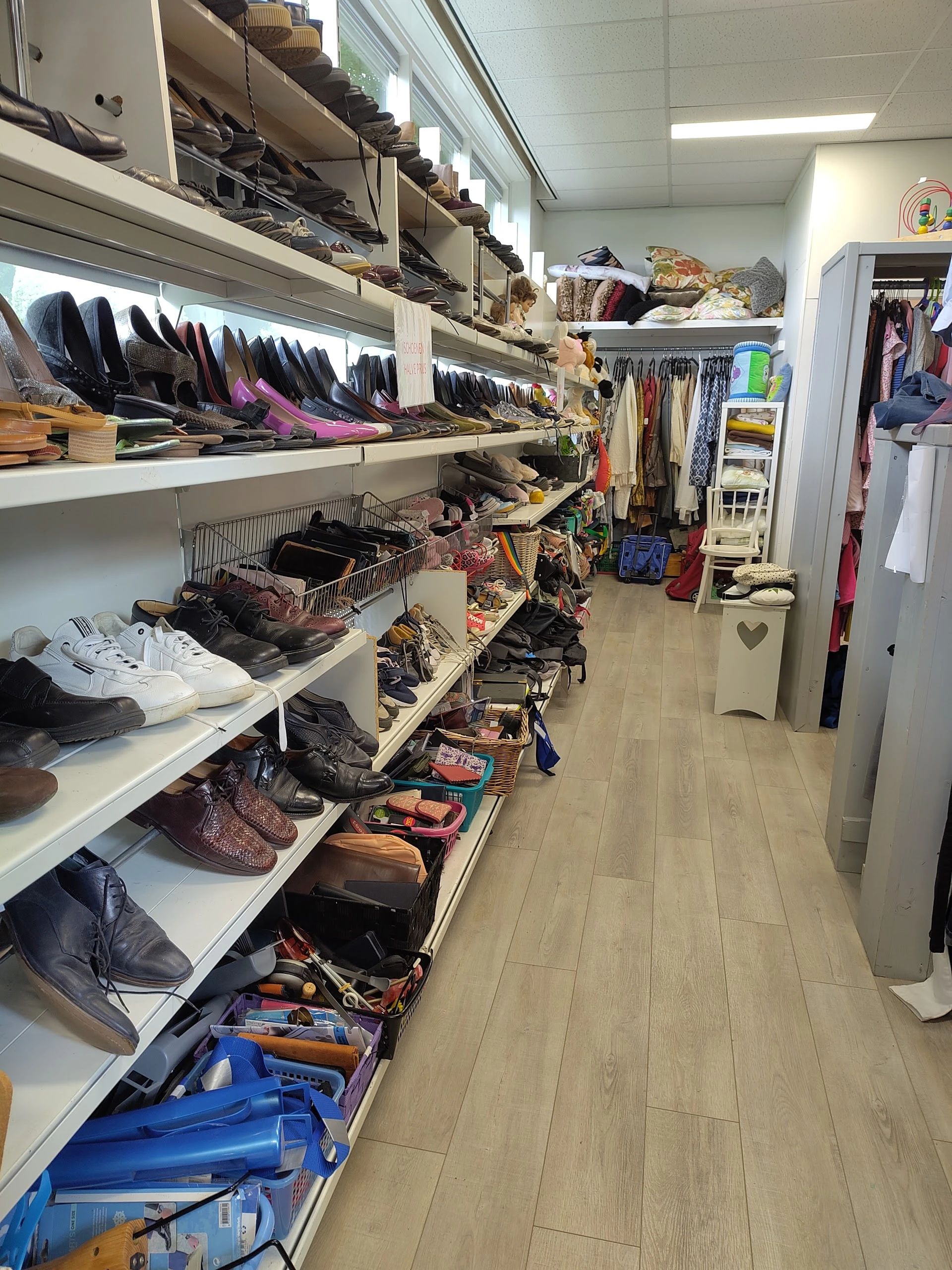 Kringloopwinkel De Zaak Van Ermelo in Ermelo met tweedehands boeken, elektronica en kasten