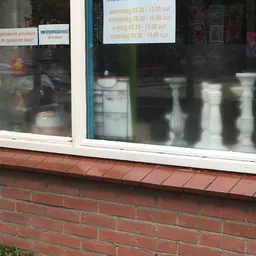 Winkelruit met witte schrijflijn en donkere etalage van kringloopwinkel