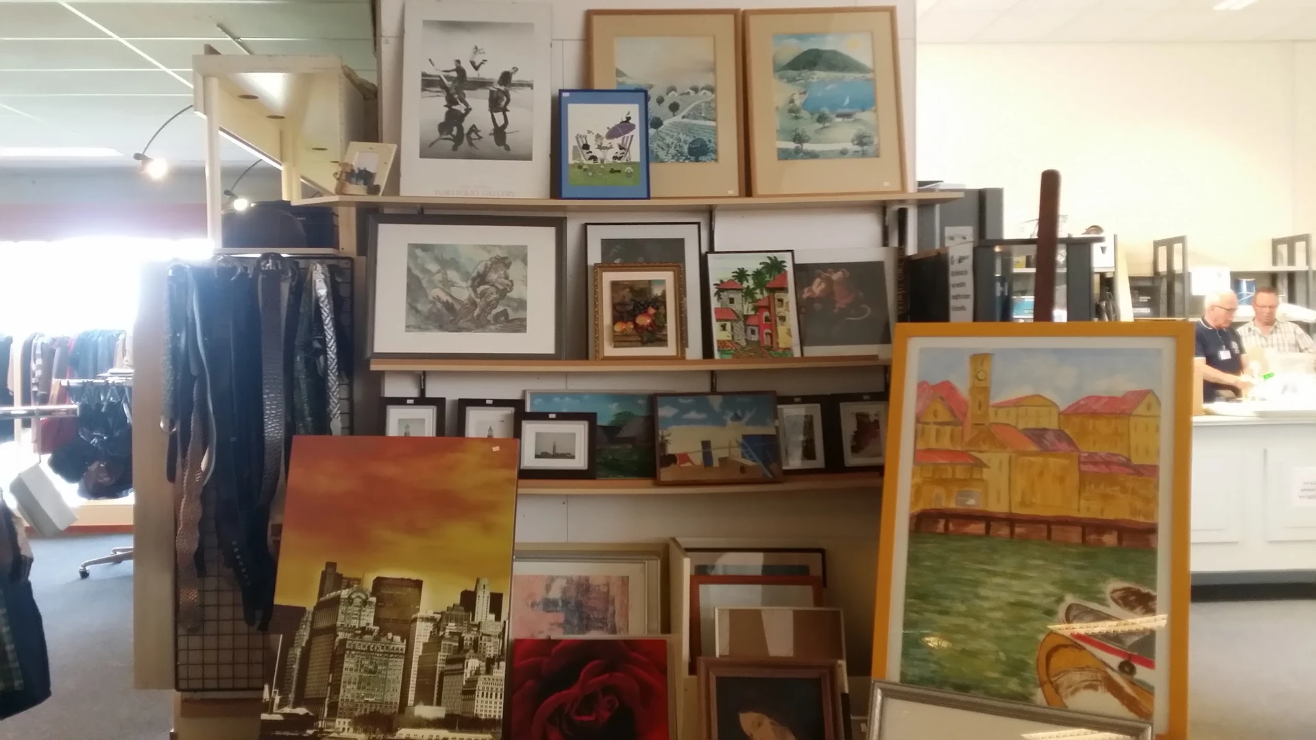 Uitgestalde schilderijen, kunstdrukken en fotolijsten in verschillende formaten en stijlen