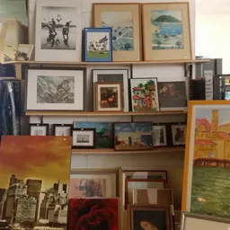 Uitgestalde schilderijen, kunstdrukken en fotolijsten in verschillende formaten en stijlen