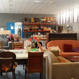 Winkelvloer met diverse meubels, boekenkast, zithoeken en huishoudelijke artikelen