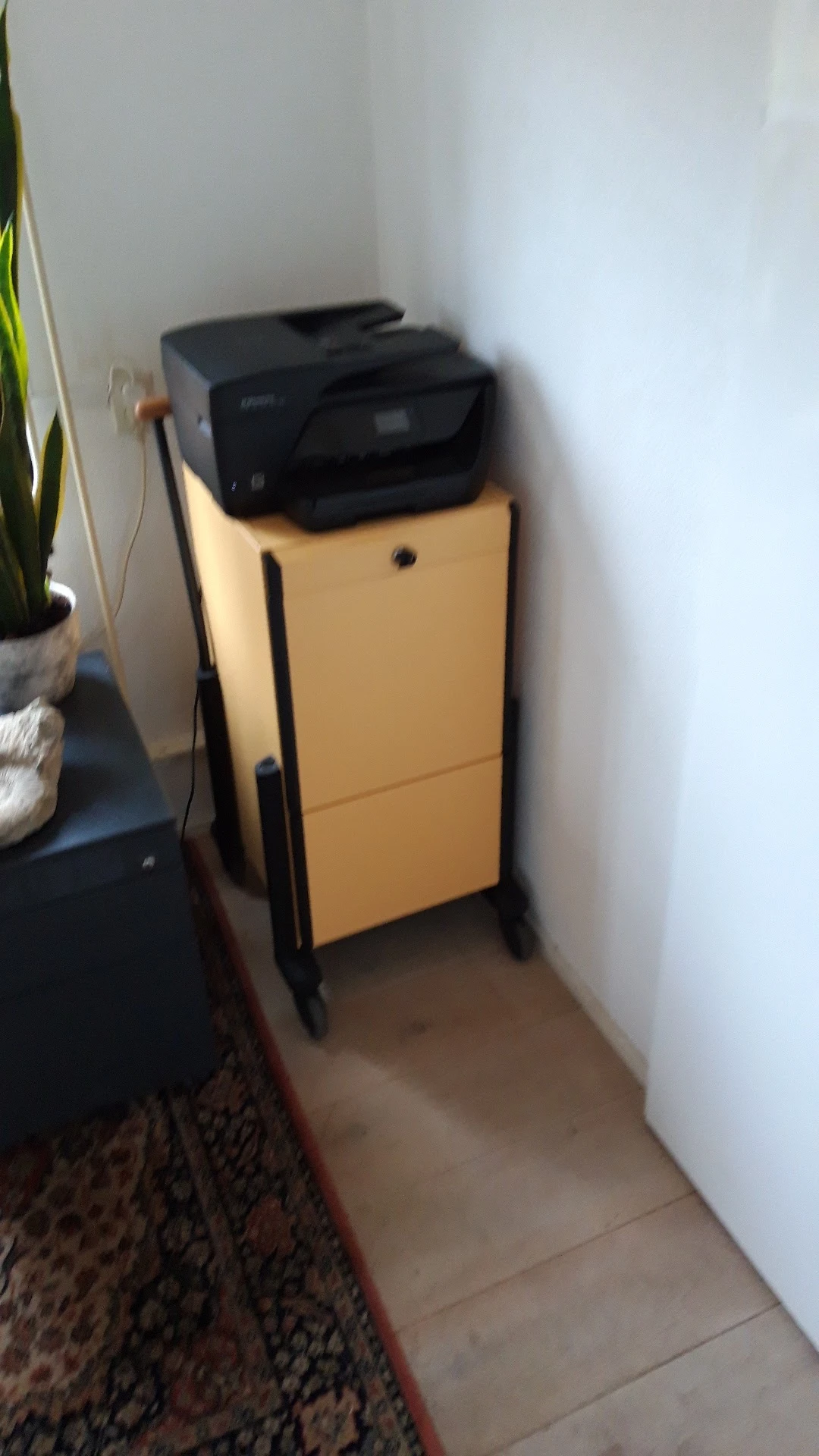 Gele afvalcontainer of sorteerbox tegen witte wand