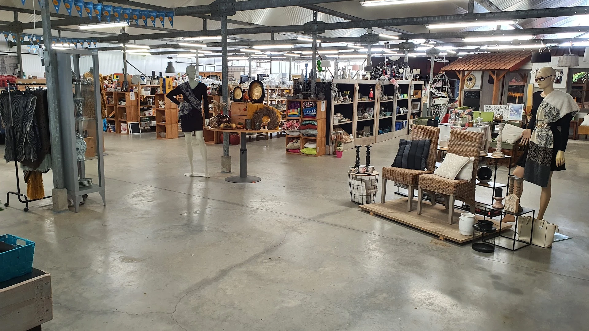 Dorcas Kringloopwinkel in Brakel met tweedehands boeken, kleding en meubels