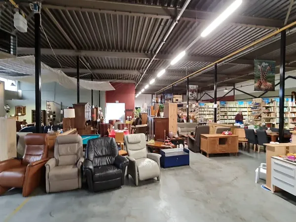 Ruim winkelbinnenland met diverse meubels, boekenkasten, verlichting en winkelafdelingen