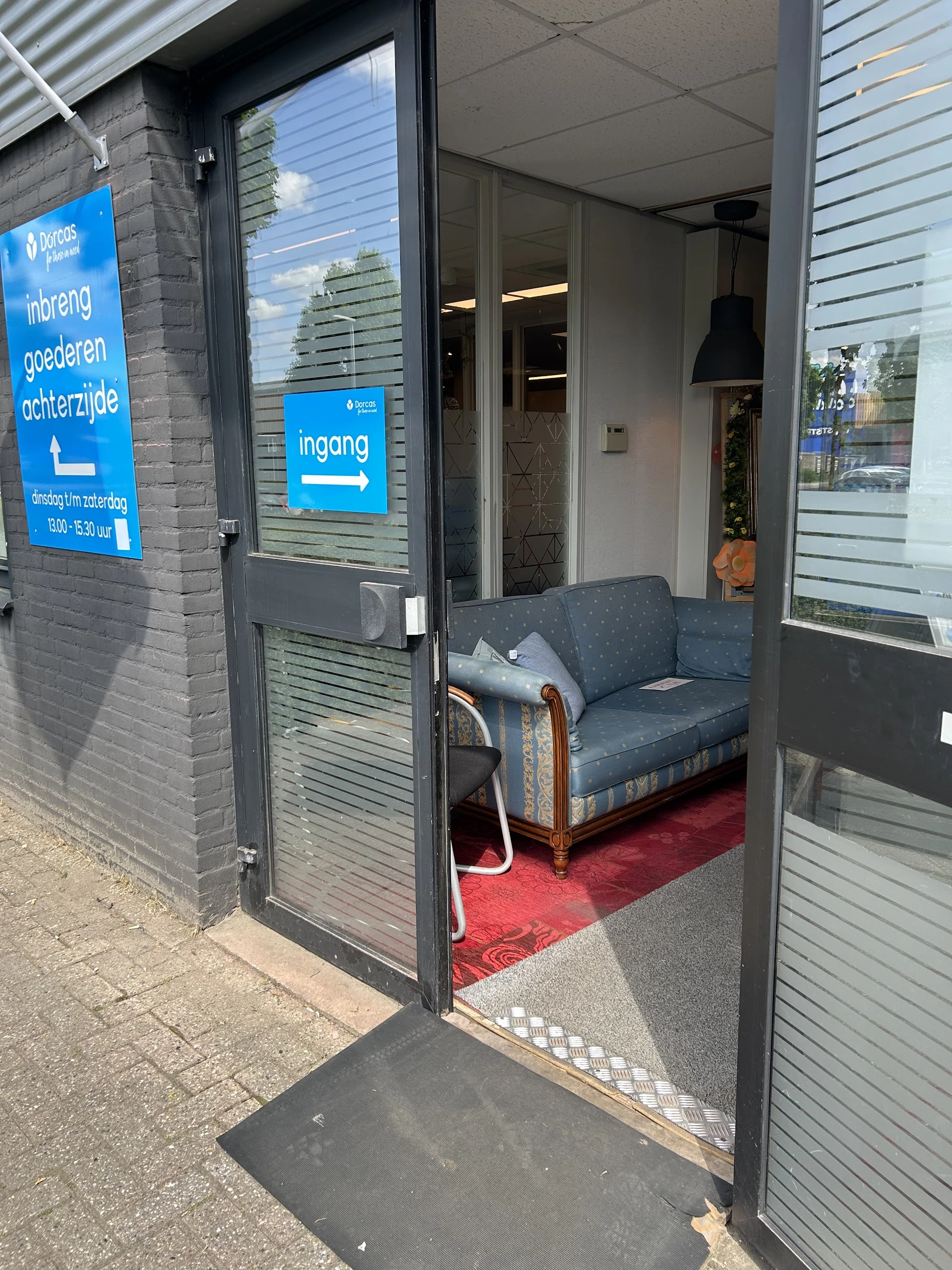 Dorcas kringloopwinkel Eindhoven in Eindhoven met tweedehands babyartikelen, babykleding en boeken