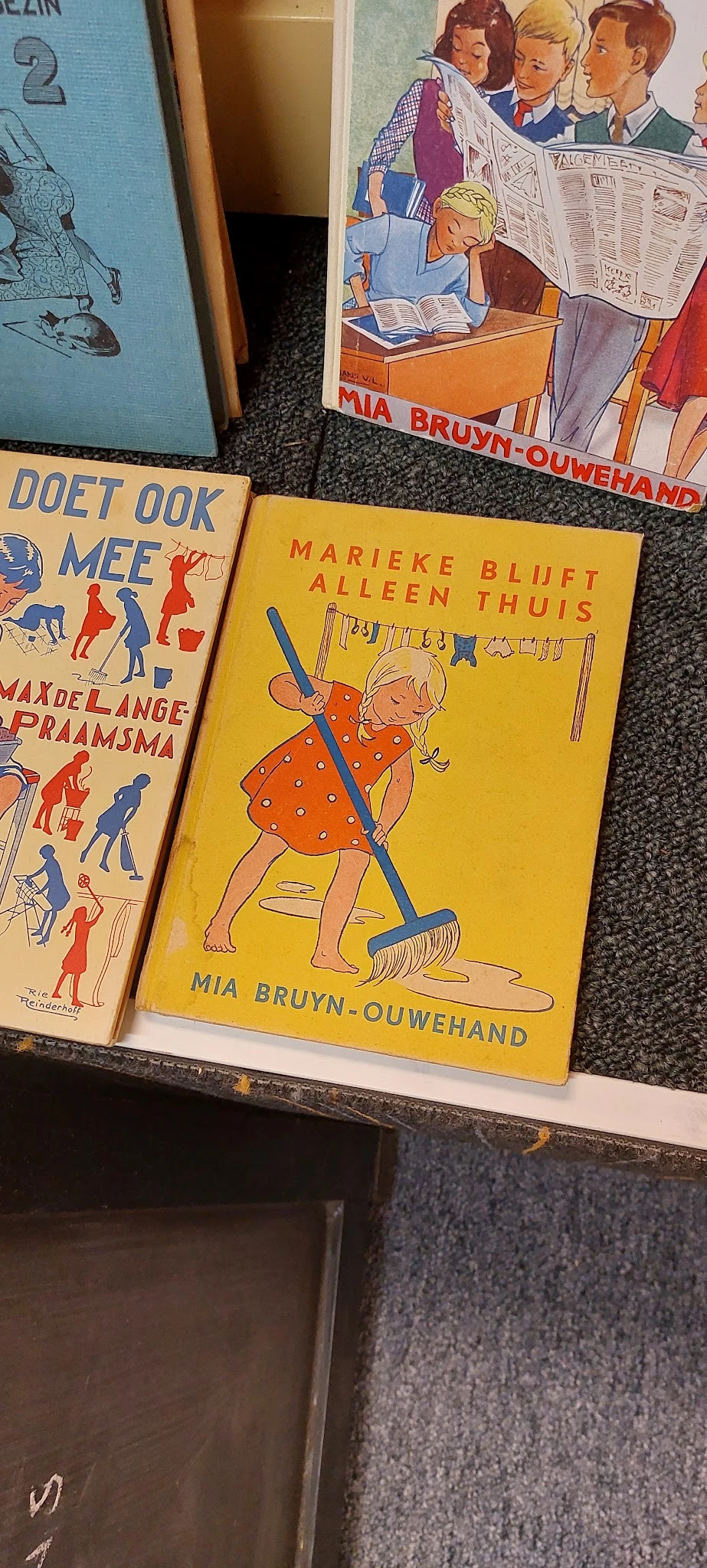 Twee vintage kinderboeken met illustraties, waaronder 'Alleen thuis' van Marieke Bluet met geel omslag