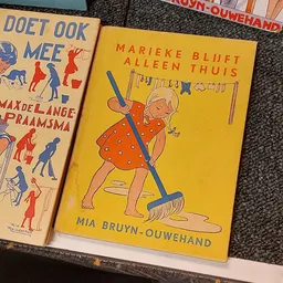 Twee vintage kinderboeken met illustraties, waaronder 'Alleen thuis' van Marieke Bluet met geel omslag