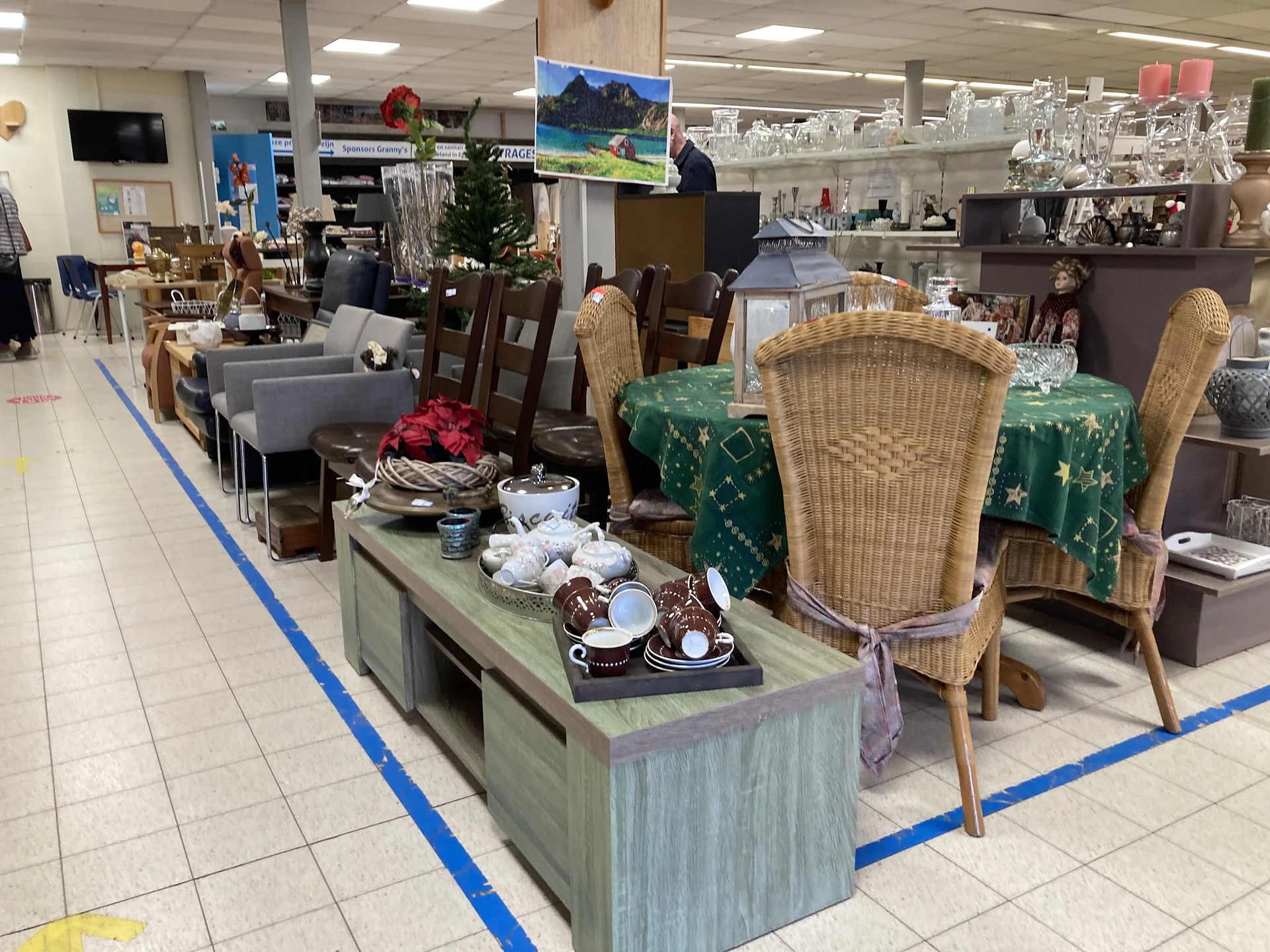 Winkelvloer met uitgestalde meubels, tafels en stoelen in verschillende stijlen en kleuren