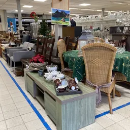 Winkelvloer met uitgestalde meubels, tafels en stoelen in verschillende stijlen en kleuren