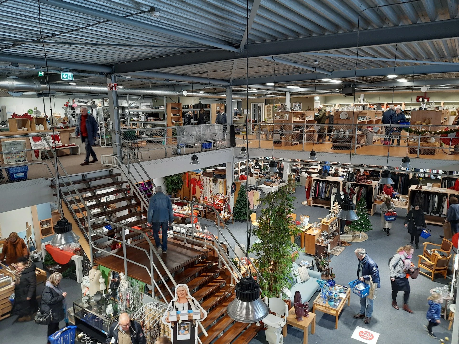 Kringloopwinkel Dorcas Regiocentrum Apeldoorn in Apeldoorn met tweedehands boeken, decoratiemateriaal en huishoudelijke ap...