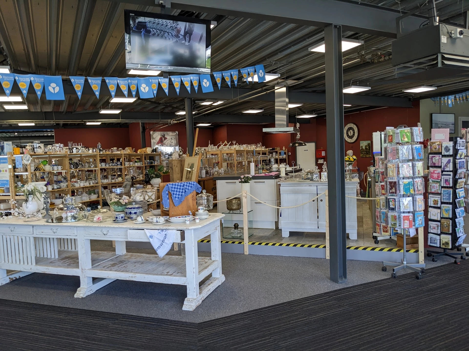 Kringloopwinkel Dorcas Regiocentrum Emmen in Emmen met tweedehands boeken, huishoudelijke apparaten en kleding