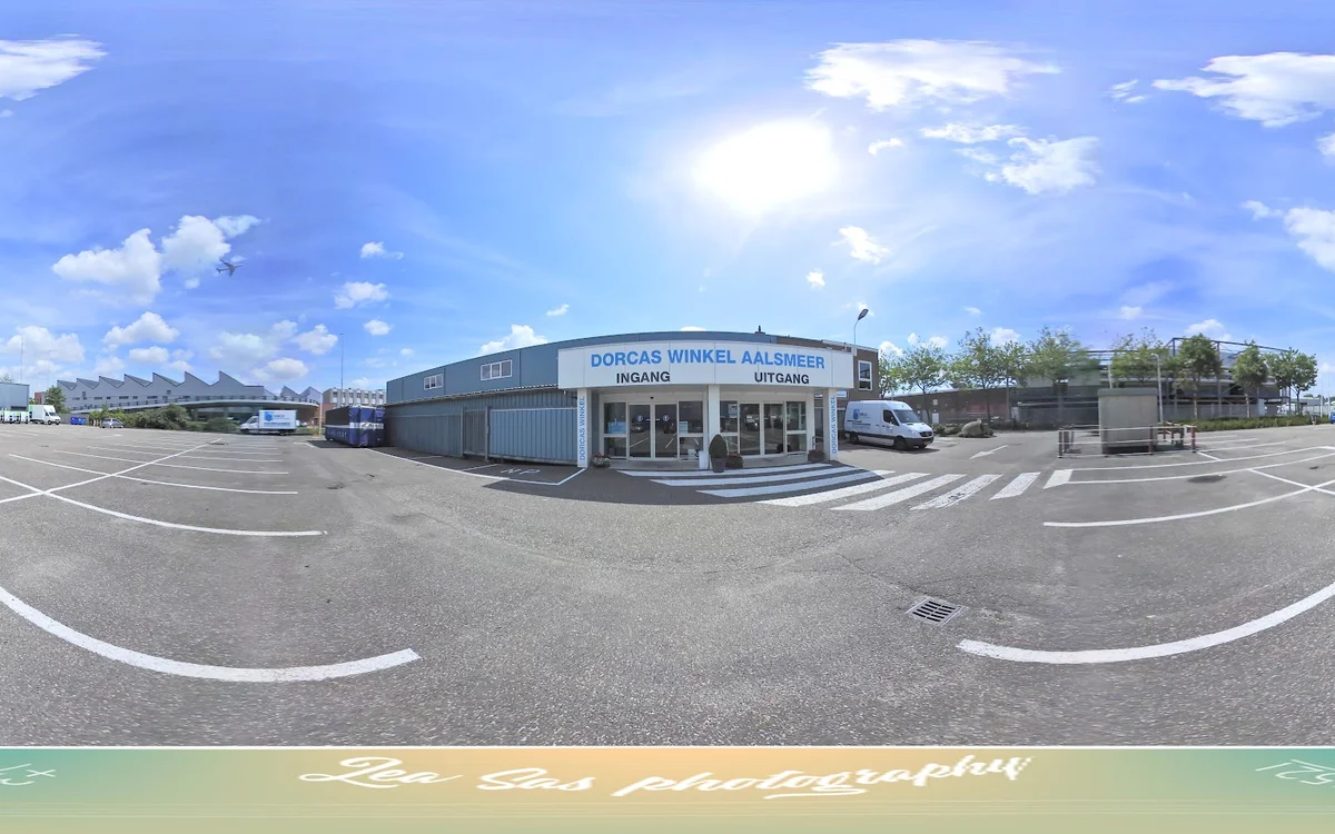 Gevel van kringloopwinkel Dorcas Winkel aan de Turfstekerstraat in Aalsmeer met duidelijk zichtbare winkelnaam