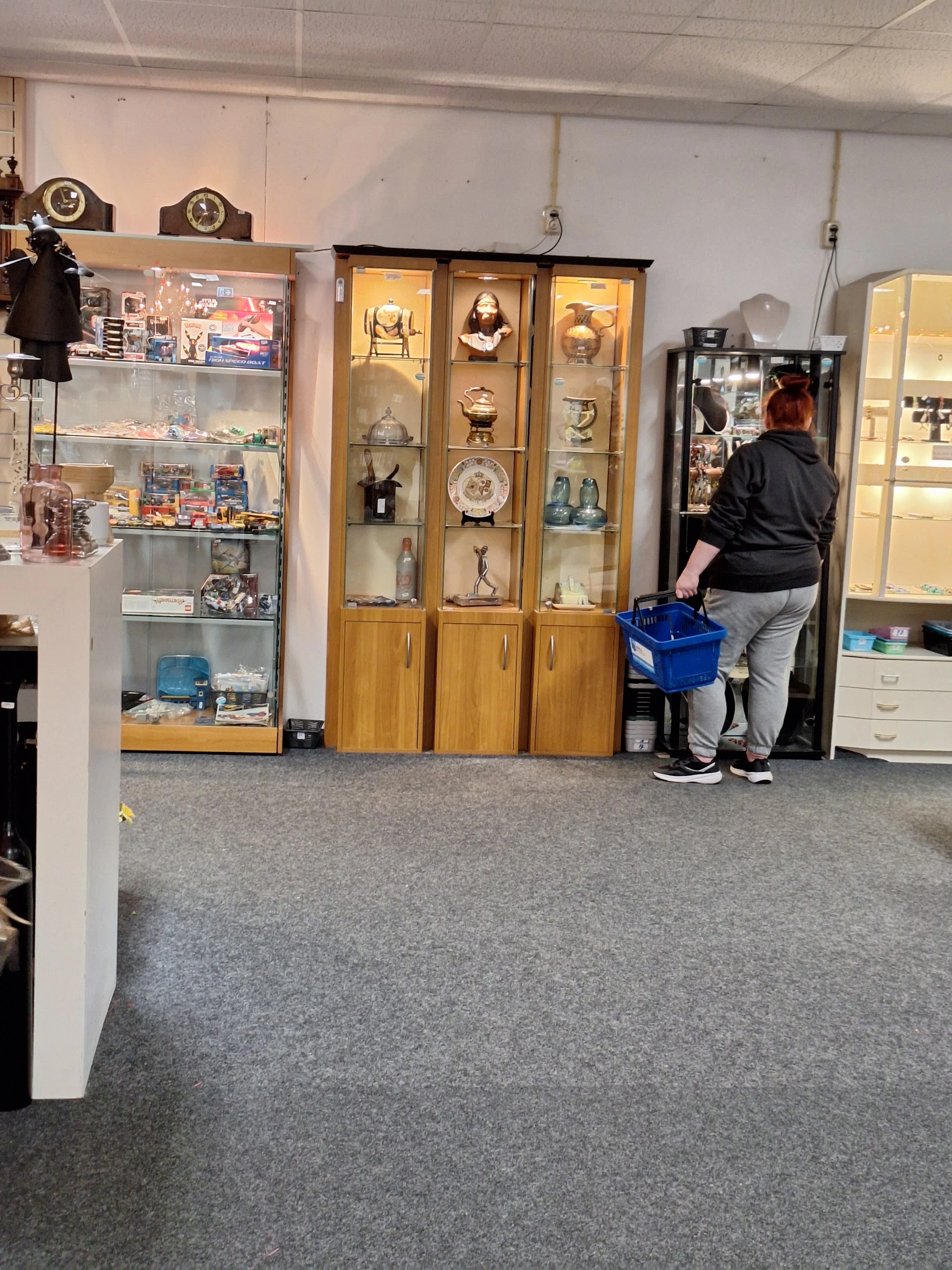 Kringloopwinkel Dorcas Winkel Aalsmeer in Aalsmeer met tweedehands audioapparatuur, boeken en gereedschappen