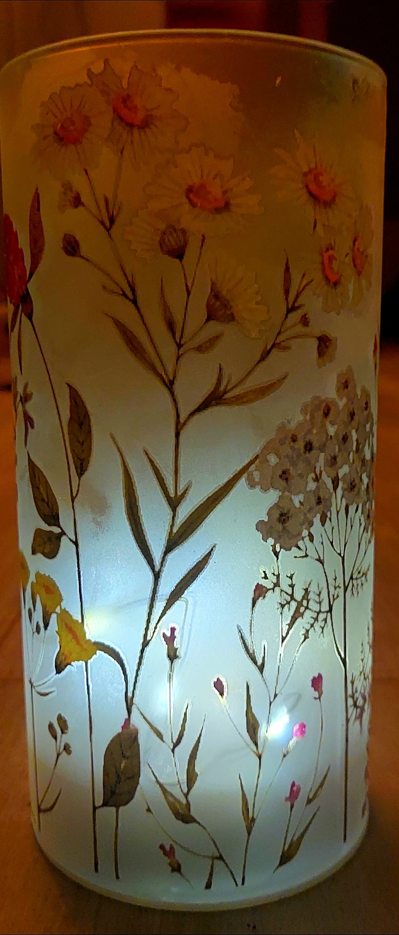Decoratieve vaas met bruine botanische motieven en gedroogde planten