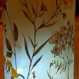 Decoratieve vaas met bruine botanische motieven en gedroogde planten