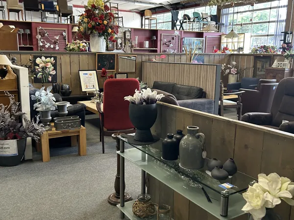 Winkelinterieur met display- en decoratiespullen, stellingen, vazen, bloemen en huishoudarikelen