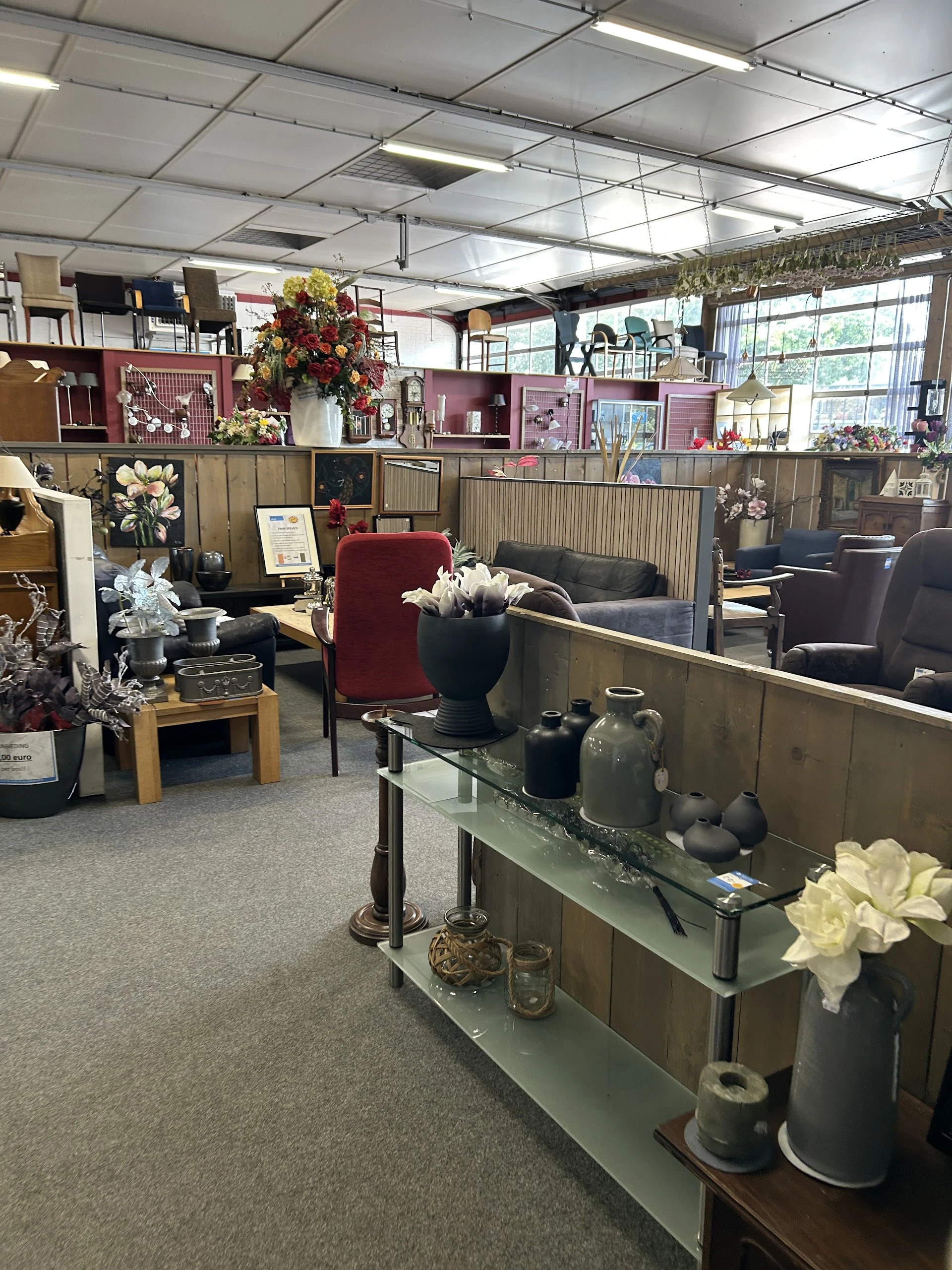 Kringloopwinkel Dorcas Winkel Aalten in Aalten met tweedehands boeken, gereedschappen en huishoudelijke apparaten