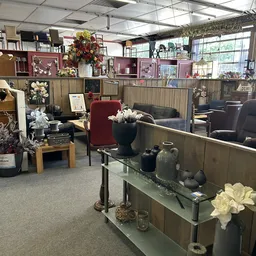 Winkelinterieur met display- en decoratiespullen, stellingen, vazen, bloemen en huishoudarikelen