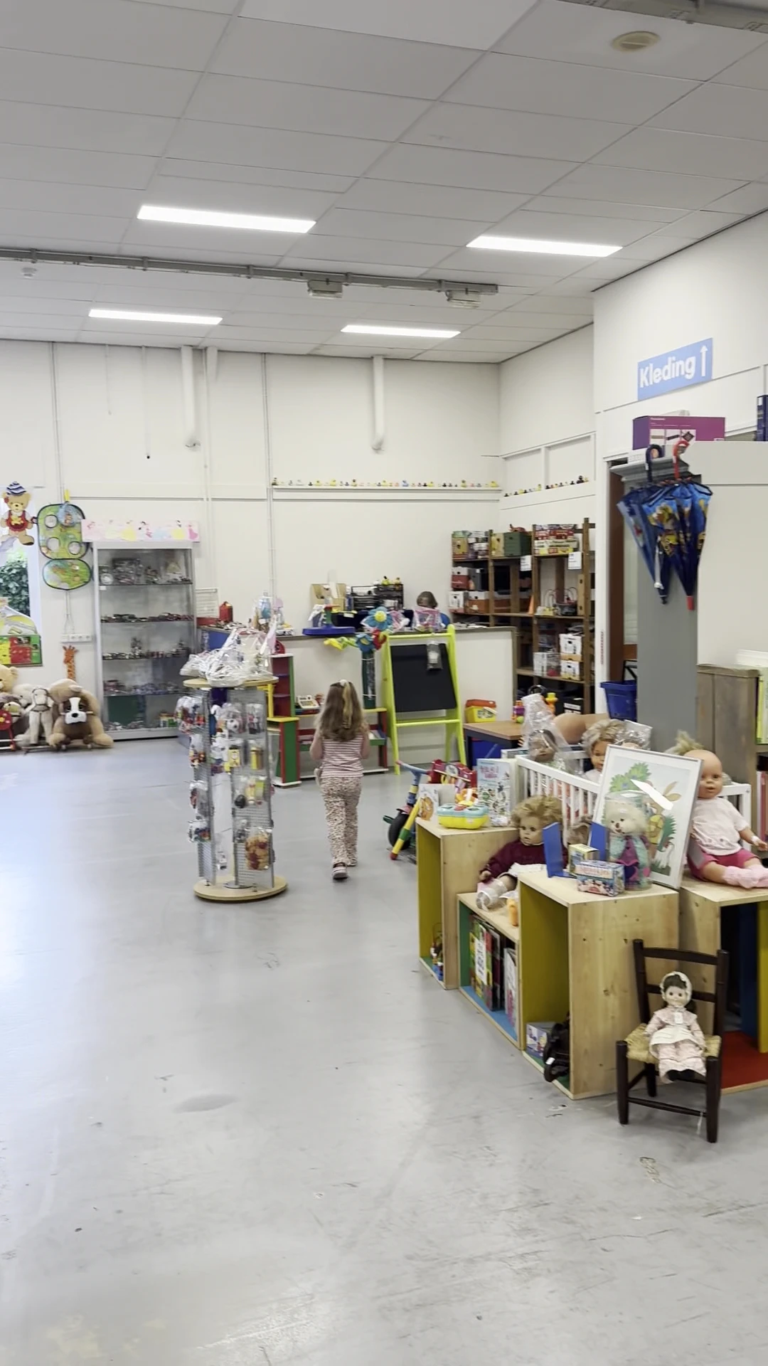 Winkelvloer van kringloopwinkel met stellingen, speelgoed, huishoudartikelen en diverse tweedehands spullen