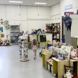 Winkelvloer van kringloopwinkel met stellingen, speelgoed, huishoudartikelen en diverse tweedehands spullen