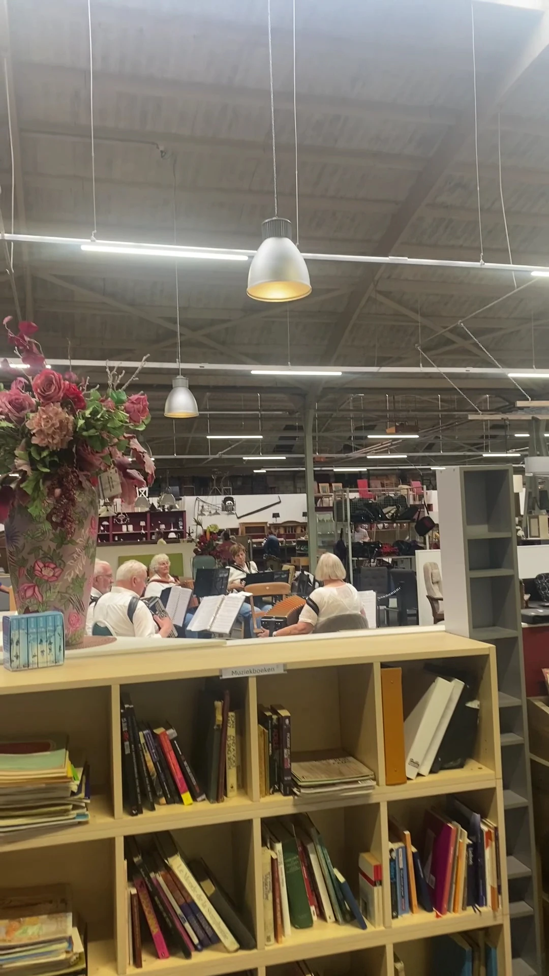Vrijwilligers aan het werk achter de toonbank in de kringloopwinkel